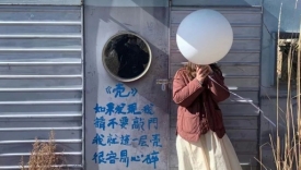 青年诗人在街头写诗，文案轻盈又美好