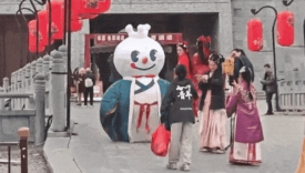汉服圈，还是让蜜雪冰城挤进去了！