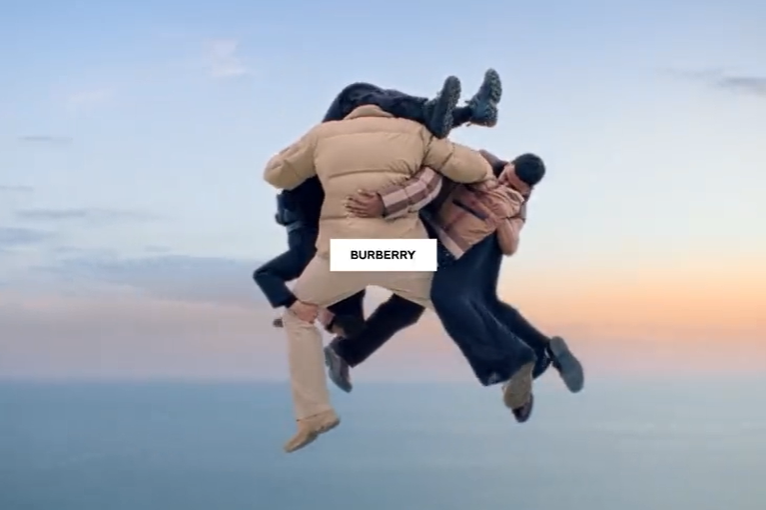 Burberry 浪漫诗意的广告又来了：风起，他们在稻田间自由飞舞