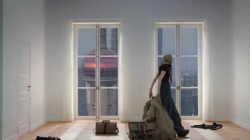 巴黎世家 2022 春季广告：穿越十个奇幻房间，超丝滑的时装大秀