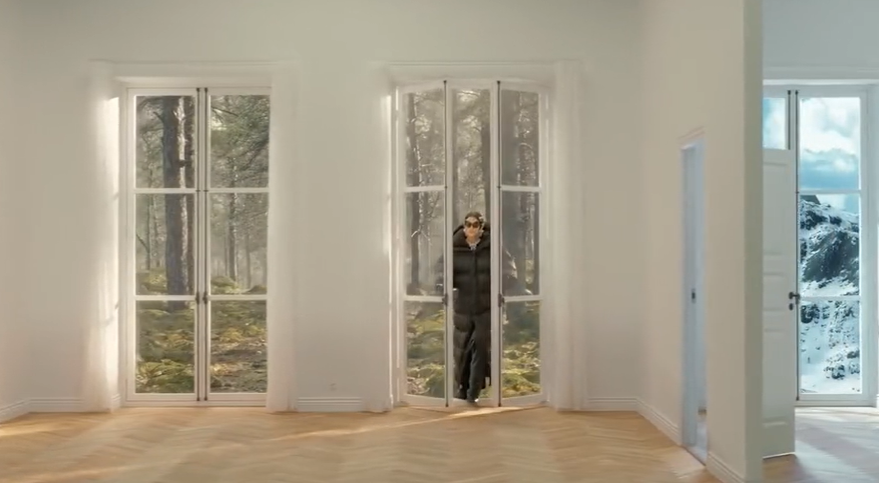 巴黎世家 2022 春季广告：穿越十个奇幻房间，超丝滑的时装大秀