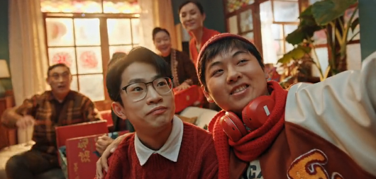 何同学新年广告首秀，爆笑「社死」现场...