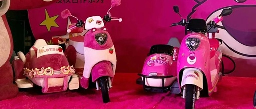 雅迪草莓熊“八嘎车”火了，撞脸五菱？