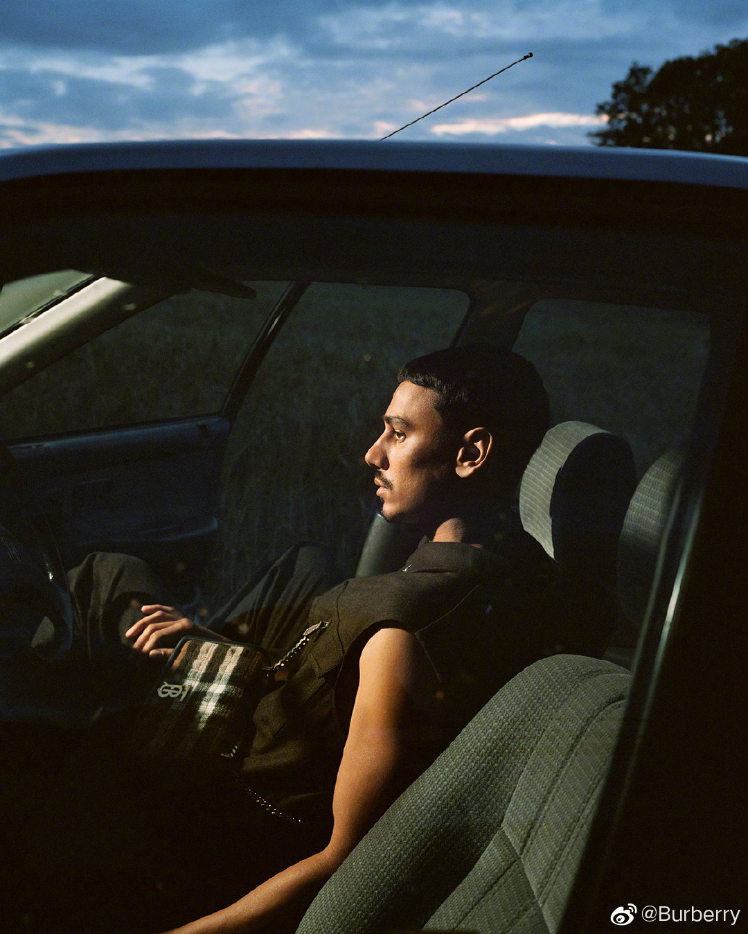 Burberry 浪漫诗意的广告又来了：风起，他们在稻田间自由飞舞