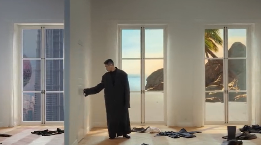 巴黎世家 2022 春季广告：穿越十个奇幻房间，超丝滑的时装大秀