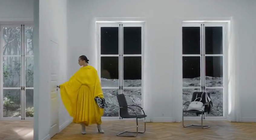 巴黎世家 2022 春季广告：穿越十个奇幻房间，超丝滑的时装大秀