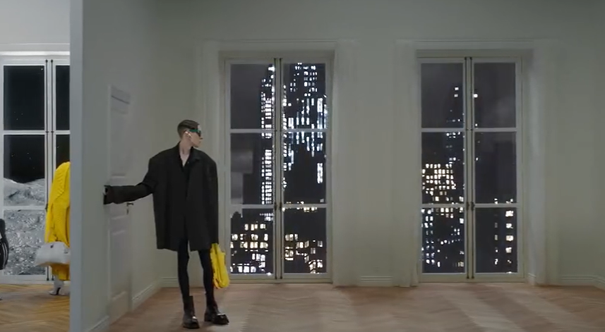 巴黎世家 2022 春季广告：穿越十个奇幻房间，超丝滑的时装大秀