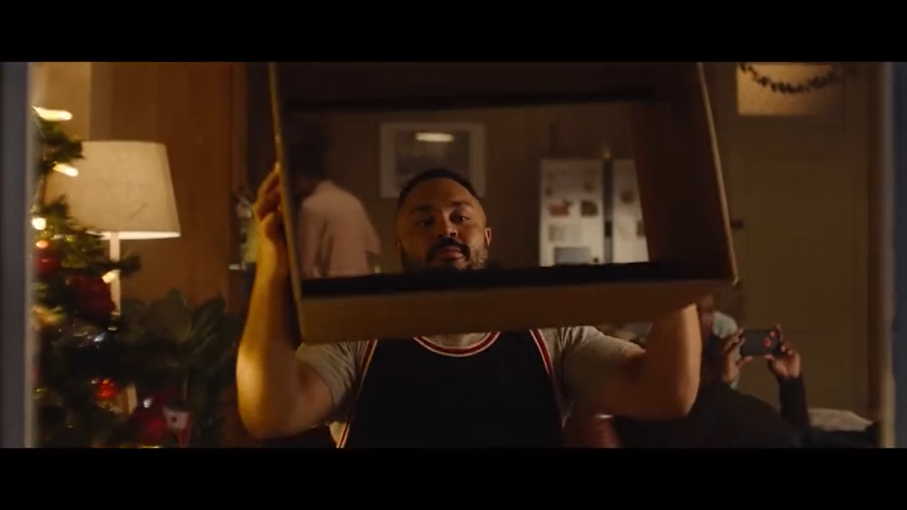 被可口可乐暖哭!用纸盒做的奇幻烟囱,邻里之间传递爱 被可口可乐暖哭!用纸盒做的奇幻烟囱,邻里之间传递爱