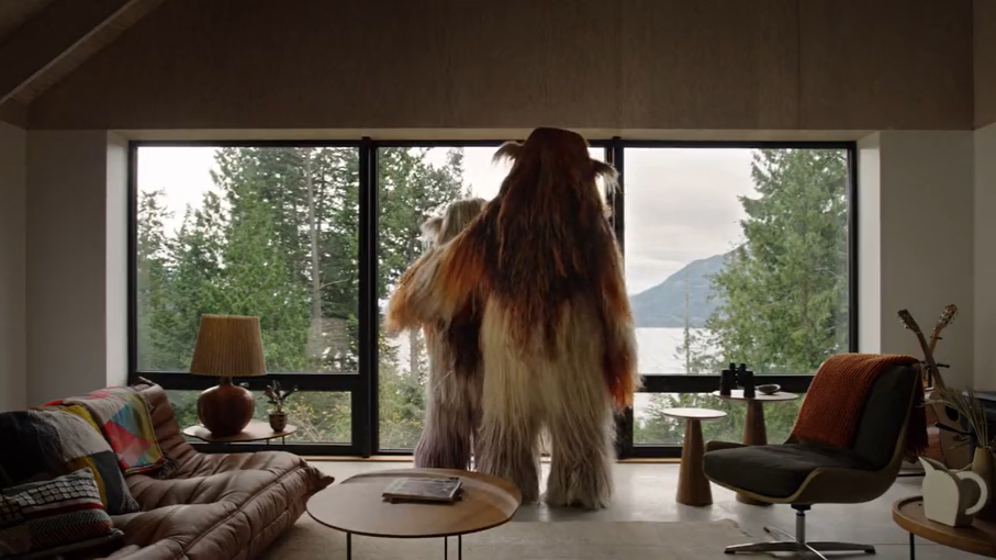 Airbnb 鼓励大家当房东，拍了部“野人入侵”广告