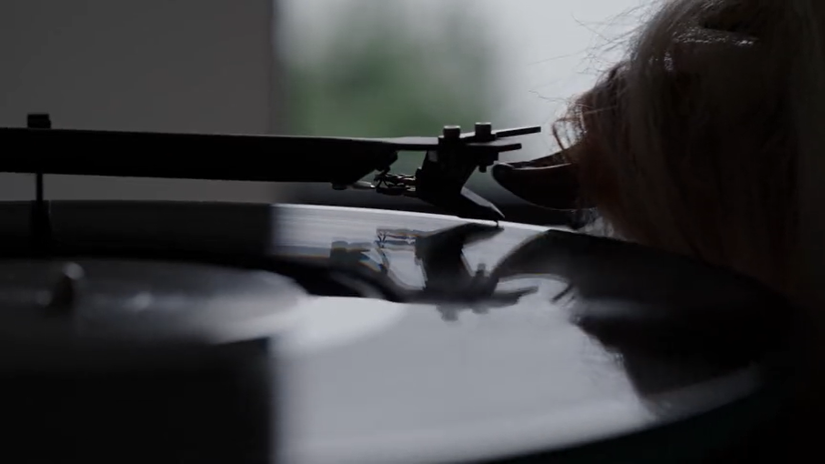 Airbnb 鼓励大家当房东，拍了部“野人入侵”广告