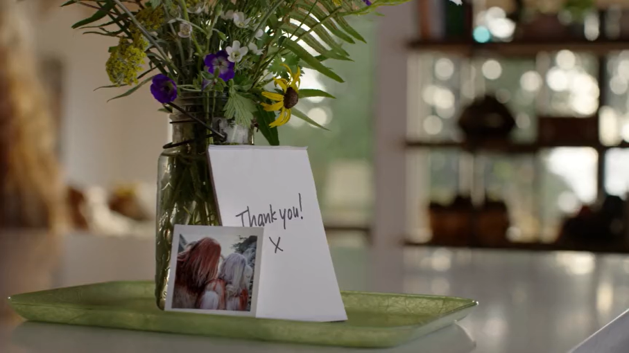 Airbnb 鼓励大家当房东，拍了部“野人入侵”广告