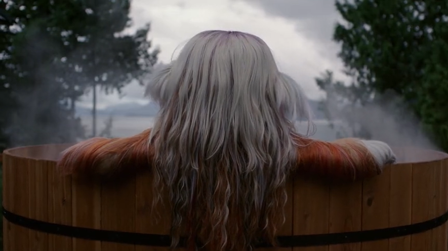 Airbnb 鼓励大家当房东，拍了部“野人入侵”广告