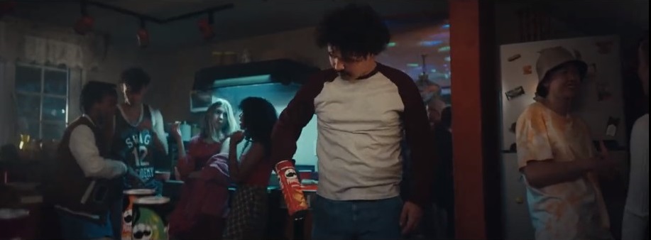 品客2022超级碗广告:吃薯片也有风险?一不小心就卡进罐子里 品客2022超级碗广告:吃薯片也有风险?一不小心就卡进罐子里