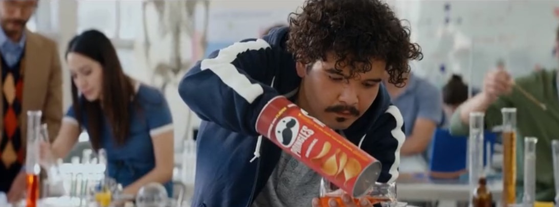 品客2022超级碗广告:吃薯片也有风险?一不小心就卡进罐子里 品客2022超级碗广告:吃薯片也有风险?一不小心就卡进罐子里