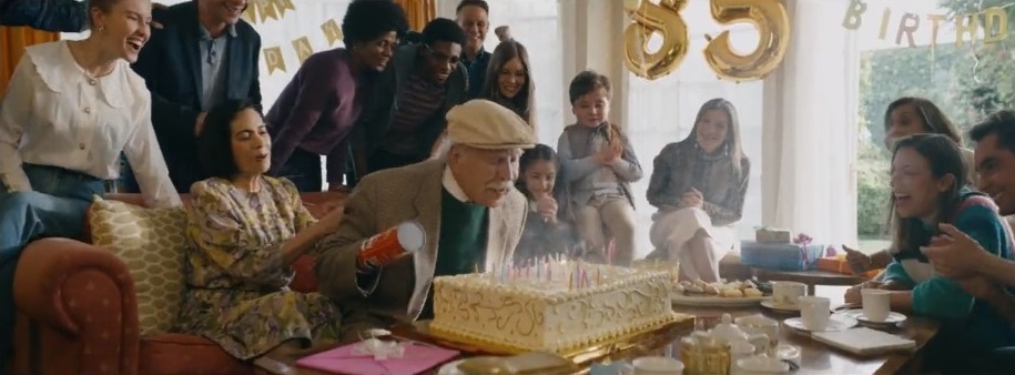 品客薯片超级碗广告:为了薯片一生卡进罐子里,值得吗? 品客薯片超级碗广告:为了薯片一生卡进罐子里,值得吗?