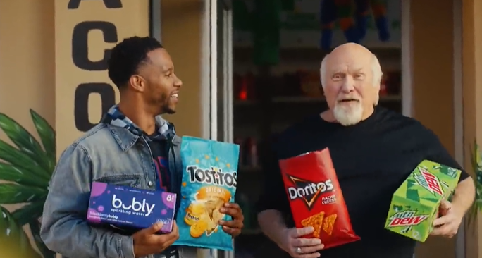 百事2022超级碗广告：薯片可乐在手，快乐无敌翻倍