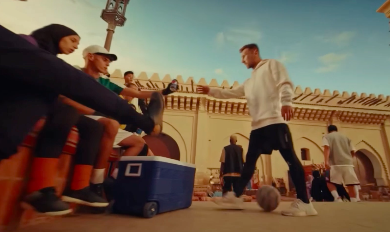 百事可乐全新足球广告，梅西上演街头穿裆对决